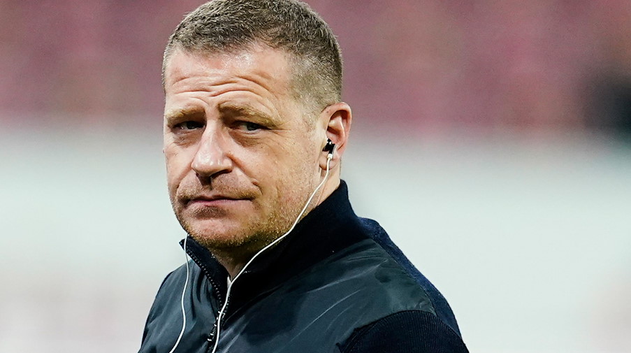 Gladbachs damaliger Sportdirektor Max Eberl steht im Stadion. / Foto: Uwe Anspach/dpa/Archivbild