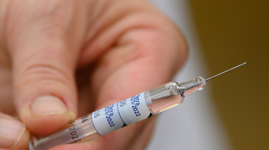 Eine Ärztin hält eine Spritze mit einem Wirkstoff gegen die Grippe in der Hand. / Foto: Robert Michael/dpa-Zentralbild/dpa/Symbolbild