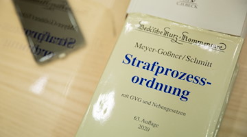 Eine Ausgabe der Strafprozessordnung liegt in einem Gerichtssaal. / Foto: Friso Gentsch/dpa/Symbolbild