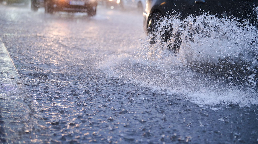 Autos fahren bei starkem Regen durch tiefe Pfützen. / Foto: Annette Riedl/dpa/Symbolbild
