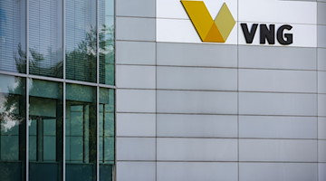Das Logo VNG an der Zentrale des Gasimporteurs VNG. / Foto: Jan Woitas/dpa/Bildarchiv