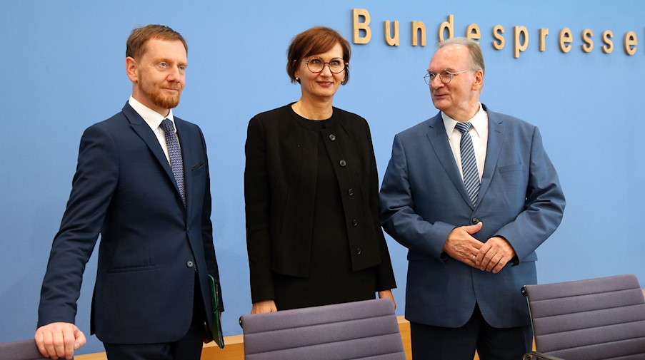 Michael Kretschmer (CDU, l), zu Beginn einer Pressekonferenz. / Foto: Wolfgang Kumm/dpa