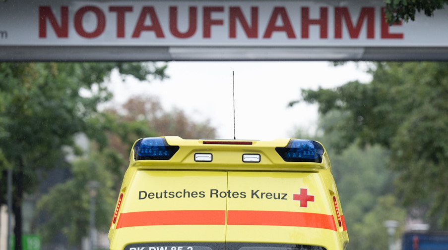 Ein Krankenwagen fährt vor einem Schild mit der Aufschrift „Notaufnahme“. / Foto: Sebastian Kahnert/dpa/Symbolbild