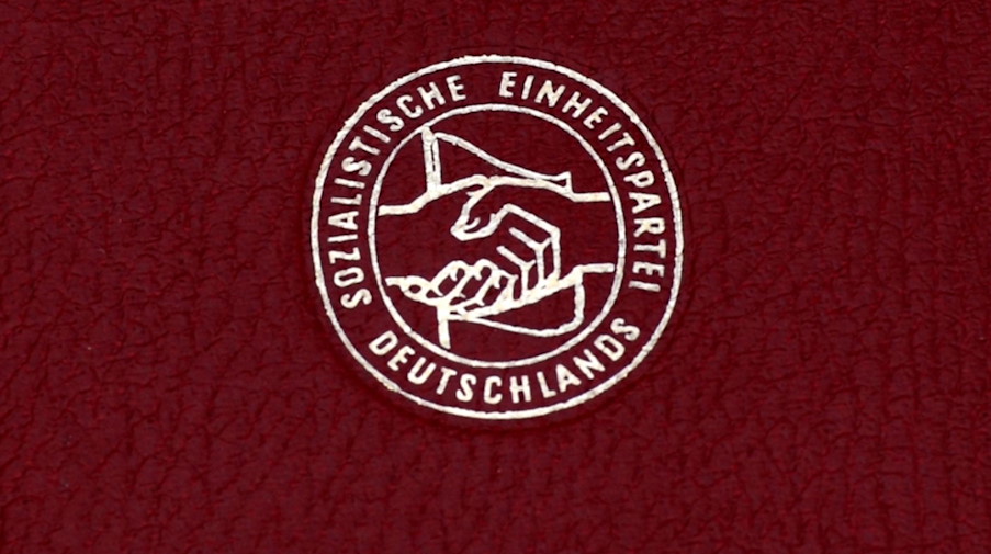 Ein Mitgliedsbuch der SED (Sozialistische Einheitspartei Deutschlands). / Foto: Patrick Pleul/dpa/Archivbild