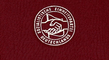 Ein Mitgliedsbuch der SED (Sozialistische Einheitspartei Deutschlands). / Foto: Patrick Pleul/dpa/Archivbild
