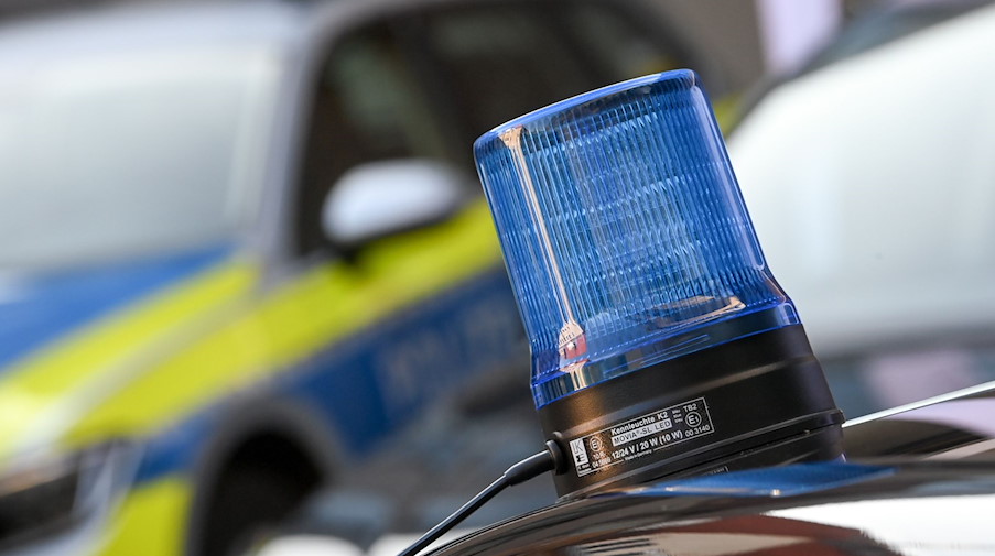 Ein Blaulicht ist auf dem Dach eines Einsatzfahrzeuges der Polizei zu sehen. / Foto: Hendrik Schmidt/dpa-Zentralbild/dpa/Symbolbild