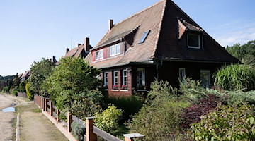 Wohnhäuser aus Holz in der Siedlung Goethestraße. / Foto: Sebastian Kahnert/dpa