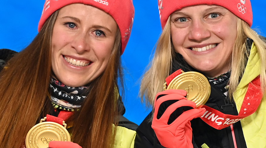 Victoria Carl (r) und Katharina Hennig aus Deutschland feiern auf dem Podium ihre Goldmedaille. / Foto: Angelika Warmuth/dpa/Archiv
