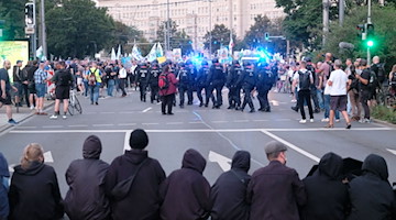 Linke Aktivisten blockieren eine Demonstration der Rechten Kleinpartei „Freie Sachsen“. / Foto: Sebastian Willnow/dpa