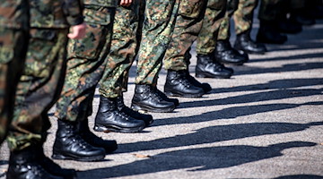 Bundeswehrsoldaten stehen nebeneinander. / Foto: Sina Schuldt/dpa/Symbolbild