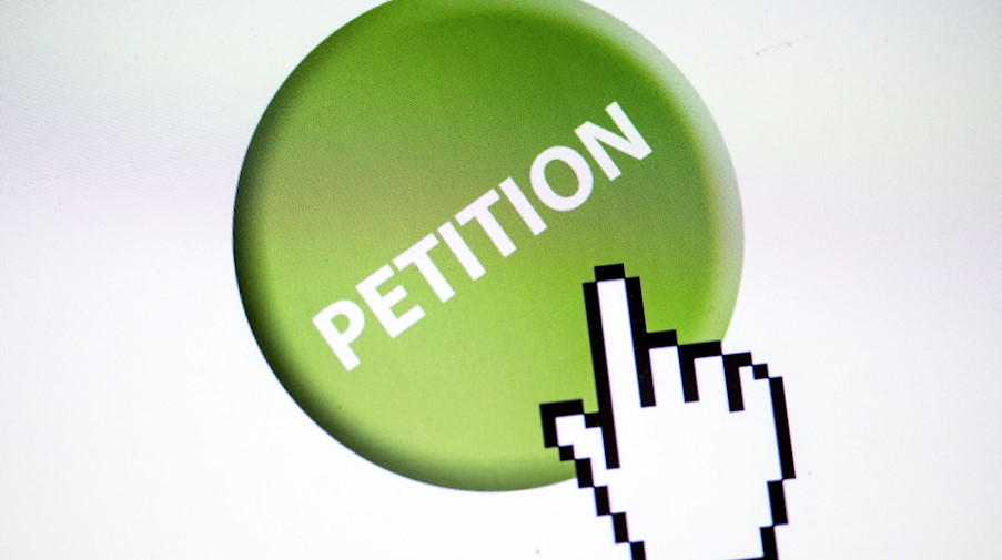 Das Wort «Petition» steht auf einem Computerbildschirm auf einem Button. / Foto: Alexander Heinl/dpa/Symbolbild