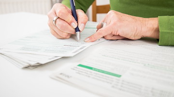 Eine Frau füllt Formulare für die Steuererklärung aus. / Foto: Christin Klose/dpa-tmn/Symbolbild