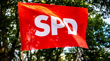 Eine SPD-Flagge weht bei einer Wahlkampf-Veranstaltung. / Foto: Sina Schuldt/dpa/Symbolbild