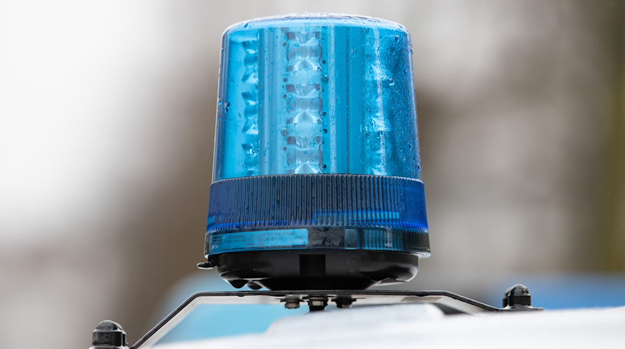 Das Blaulicht auf dem Dach eines Einsatzwagens der Polizei. / Foto: Friso Gentsch/dpa/Symbolbild