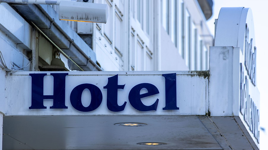 Der Eingang zu einem Hotel. / Foto: Jens Büttner/dpa-Zentralbild/dpa/Symbolbild