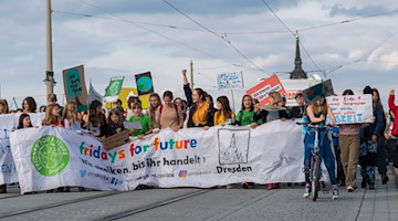 Teilnehmer sind bei einem Globalen Aktionstag von Fridays for Future in Dresden unterwegs. / Foto: Matthias Rietschel/dpa