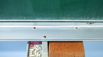 Schwamm und Kreide liegen in einem Klassenraum unter einer Tafel. / Foto: Klaus-Dietmar Gabbert/dpa-Zentralbild/ZB/Symbolbild