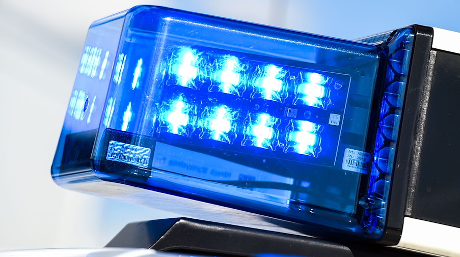 Ein Blaulicht auf dem Dach eines Einsatzfahrzeugs. / Foto: Christophe Gateau/dpa/Symbolbild