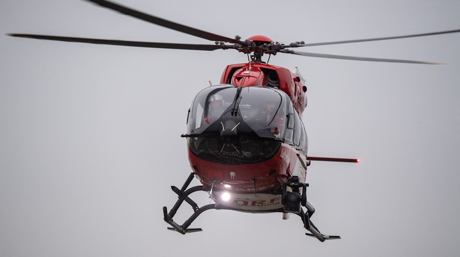 Ein Rettungshubschrauber fliegt über den Flugplatz eines Krankenhauses. / Foto: Stefan Sauer/dpa/Symbolbild