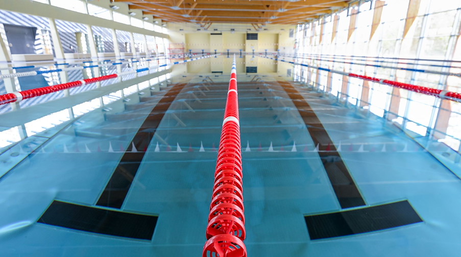 Blick in die Schwimmhalle «Sportbad an der Elster». / Foto: Jan Woitas/dpa-Zentralbild/dpa/Archivbild