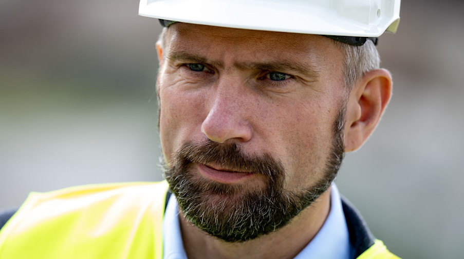 Martin Dulig (SPD), Wirtschafts- und Bergbauminister in Sachsen, steht im Tagebau Schleben-Crellenhain der Kemmlitzer Kaolinwerke. / Foto: Hendrik Schmidt/dpa