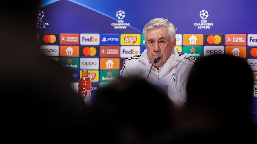 Reals Trainer Carlo Ancelotti sitzt in der Pressekonferenz in der Red Bull Arena. / Foto: Jan Woitas/dpa