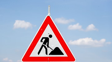 Ein Schild weist auf eine Baustelle hin. / Foto: Jan Woitas/zb/dpa/Archivbild
