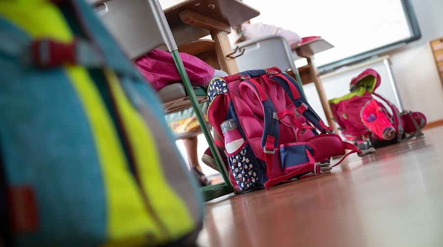 Schulranzen stehen in einem Klassenraum auf dem Boden. / Foto: Sebastian Gollnow/dpa/Symbolbild
