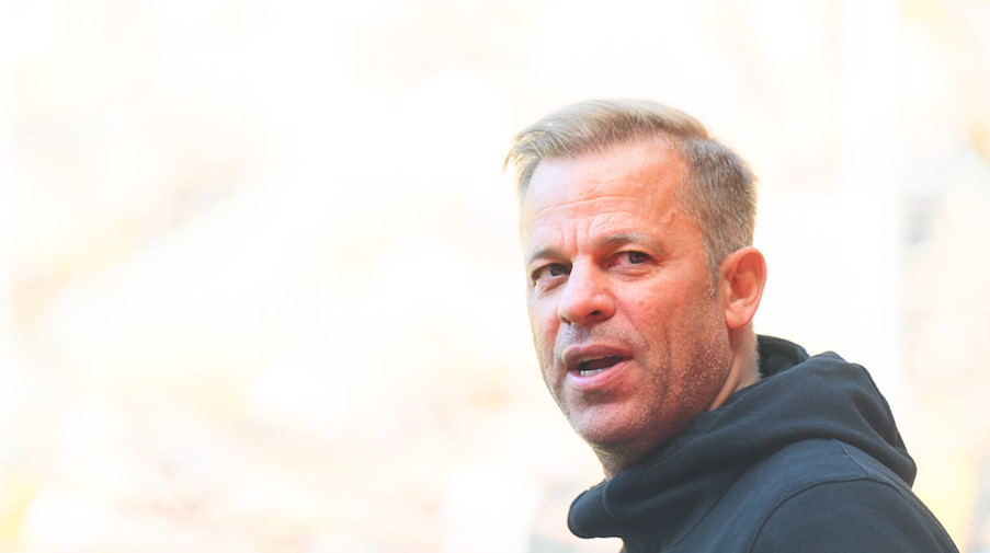 Dynamo Trainer Markus Anfang steht im Stadion. / Foto: Robert Michael/Deutsche Presse-Agentur GmbH/dpa