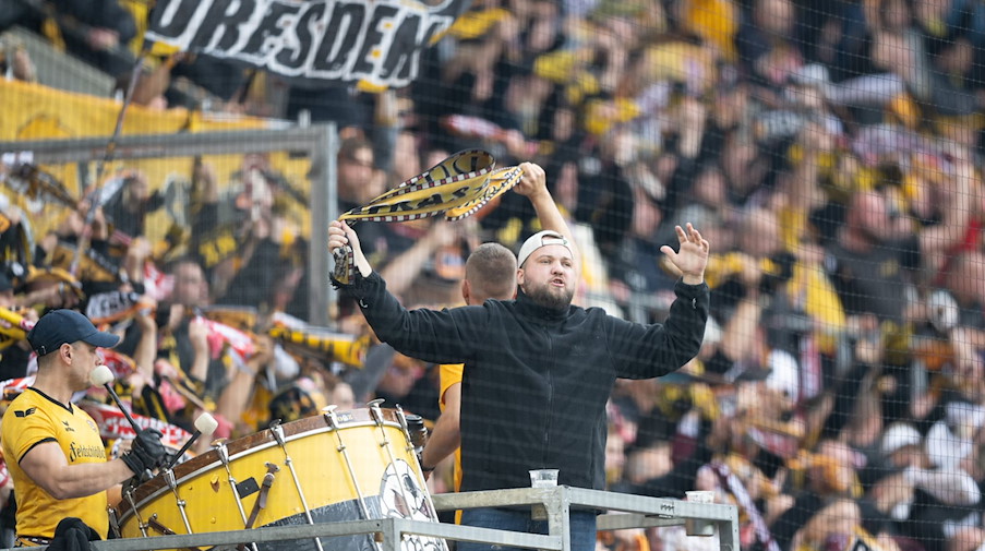 Die Fans von Dynamo Dresden jubeln während des Spiels. / Foto: Sebastian Kahnert/dpa