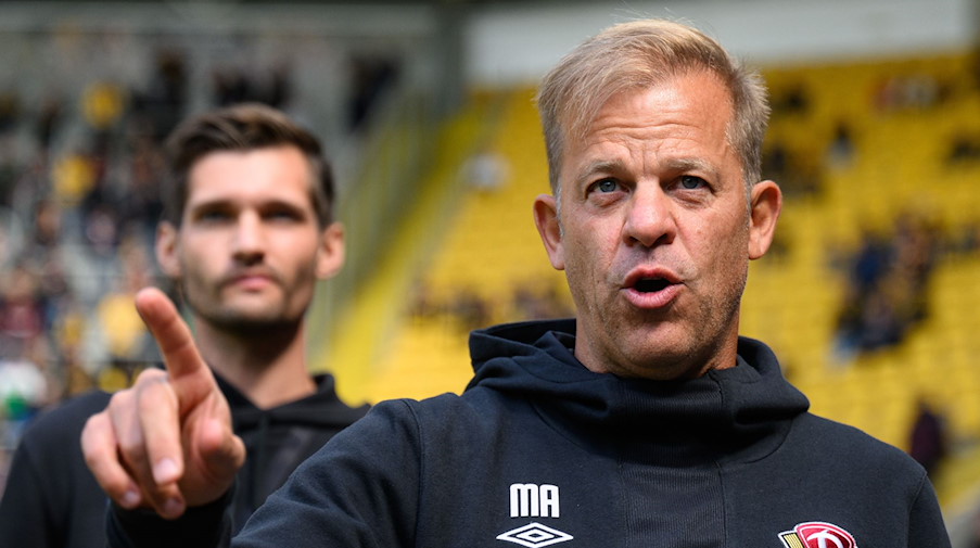 Dynamo Trainer Markus Anfang steht im Stadion. / Foto: Robert Michael/dpa/Archivbild