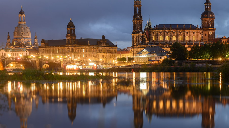 Die historische Altstadtkulisse spiegelt sich am Abend in der Elbe. / Foto: Robert Michael/dpa/Symbolbild