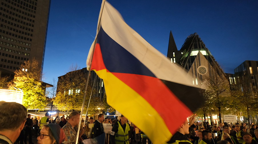 Teilnehmer einer Demonstration versammeln sich auf dem Augustusplatz in Leipzig. / Foto: Sebastian Willnow/dpa