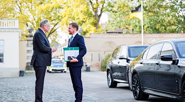 Weil (l), Ministerpräsident von Niedersachsen, begrüßt Kretschmer (r), Ministerpräsident von Sachsen. / Foto: Michael Matthey/dpa