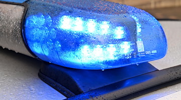 Ein Streifenwagen der Polizei steht mit eingeschaltetem Blaulicht. / Foto: Carsten Rehder/dpa/Archivbild