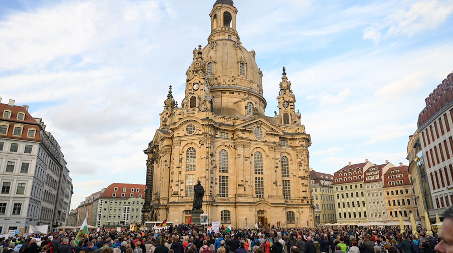 Teilnehmer einer Demonstration von sächsischen Handwerkern gegen gestiegene Energiepreise stehen auf dem Neumarkt vor der Frauenkirche. / Foto: Robert Michael/dpa