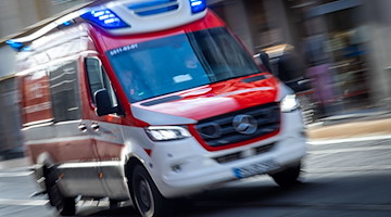 Ein Rettungswagen ist mit Blaulicht im Einsatz. / Foto: Jens Büttner/dpa-Zentralbild/ZB/Symbolbild