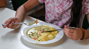 Schüler beim Mittagessen in der Mensa einer Schule. / Foto: Jens Kalaene/dpa-Zentralbild/dpa/Symbolbild