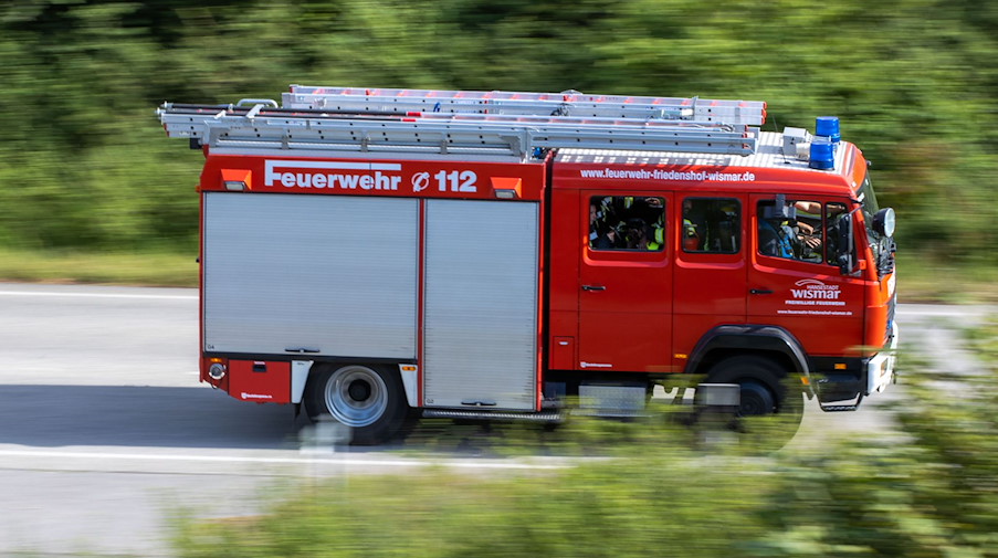 Ein Löschfahrzeug der Feuerwehr fährt zu einem Einsatz. / Foto: Jens Büttner/dpa-Zentralbild/dpa/Symbolbild
