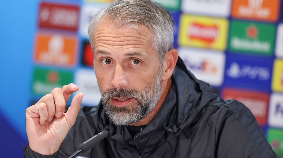 Leipzigs Trainer Marco Rose spricht während einer Pressekonferenz. / Foto: Jan Woitas/Deutsche Presse-Agentur GmbH/dpa/Archivbild