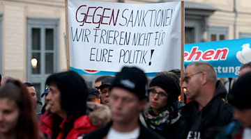 Eine Demonstration gegen die Energiepolitik startet vor dem Schweriner Schloss. / Foto: Bernd Wüstneck/dpa/Archivbild