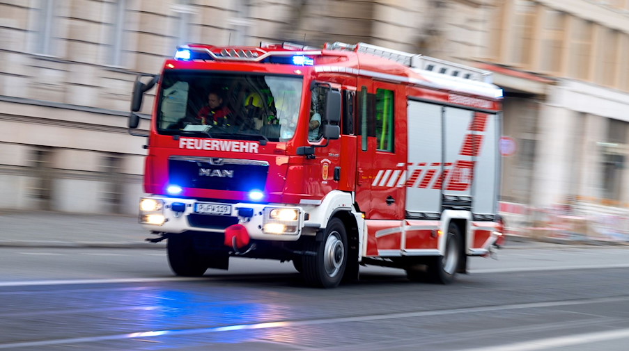 Ein Feuerwehrfahrzeug ist mit Blaulicht auf Einsatzfahrt. / Foto: Monika Skolimowska/dpa-Zentralbild/ZB/Symbolbild