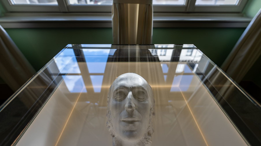 Die Totenmaske des Komponisten Felix Mendelssohn Bartholdy im Sterbezimmer in Leipzig. / Foto: Hendrik Schmidt/dpa