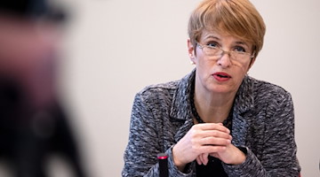 Martina Münch (SPD), ehemalige Wissenschaftsministerin, spricht während einer Pressekonferenz. / Foto: Ralf Hirschberger/dpa/Archivbild