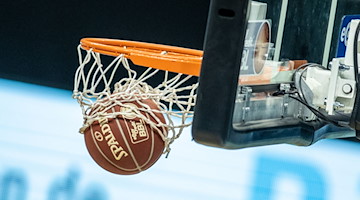 Ein Basketball landet im Korb. / Foto: Andreas Gora/dpa/Symbolbild