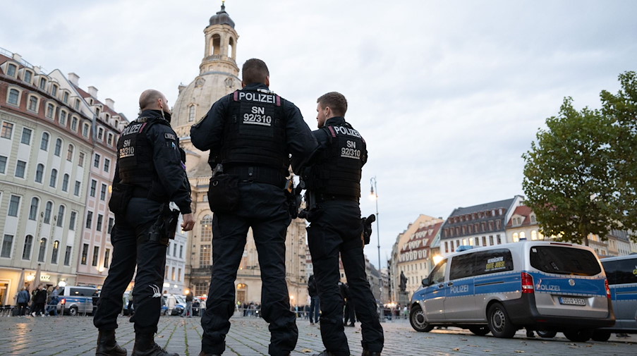 Polizisten stehen auf dem Neumarkt vor der Frauenkirche. / Foto: Sebastian Kahnert/dpa