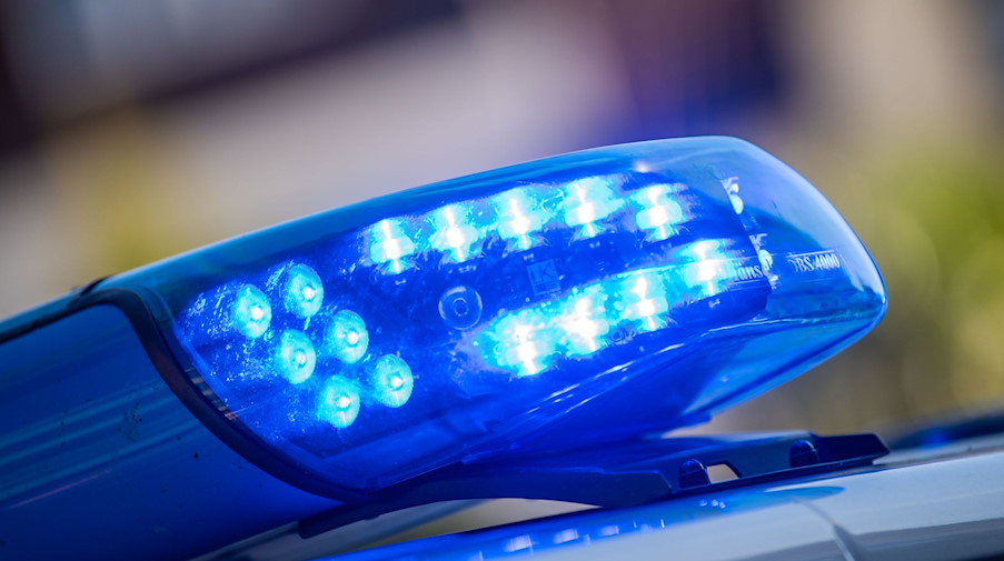 Ein Blaulicht ist auf dem Dach eines Polizeifahrzeugs zu sehen. / Foto: Lino Mirgeler/dpa/Symbolbild