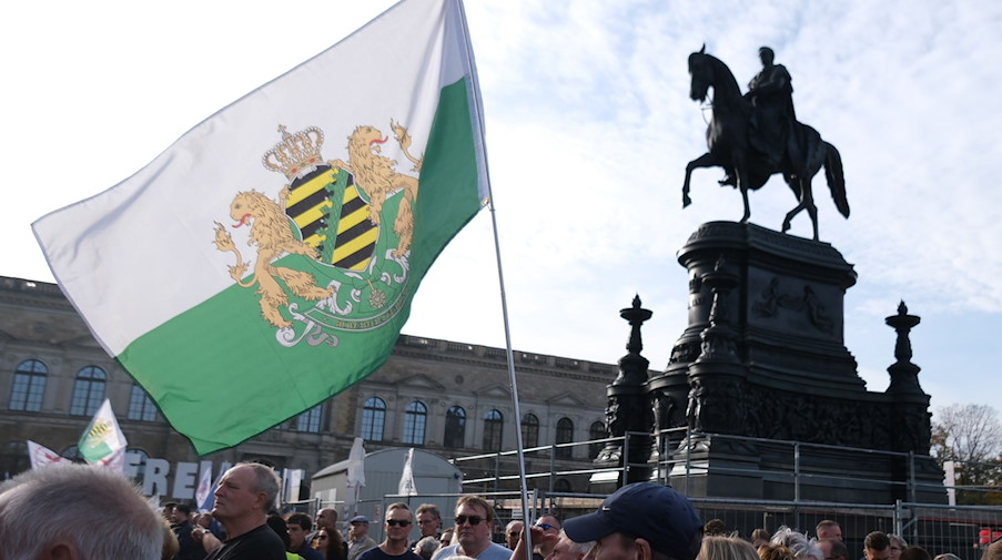 Eine Fahne der rechten Kleinpartei «Freie Sachsen» auf einer Demonstration in Dresden. / Foto: Sebastian Willnow/dpa