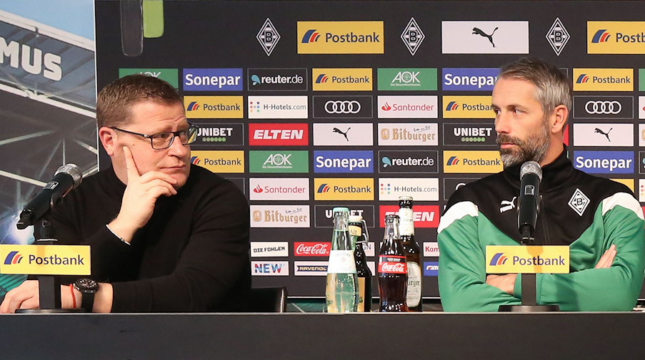 Max Eberl (l), und Marco Rose sprechen während einer Pressekonferenz. / Foto: Roland Weihrauch/dpa/Archivbild
