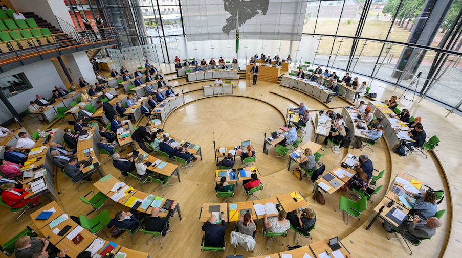 Blick in den Plenarsaal des Sächsischen Landtags während einer Sitzung. / Foto: Robert Michael/dpa/Archivbild